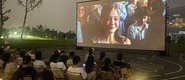 （美女扒穴视频直播转载）成都秋夜“新耍法”：到公园看坝坝电影